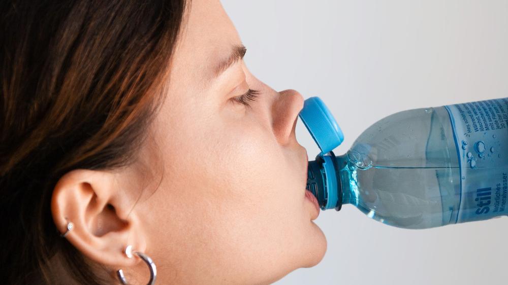 Europa : Deckel fest an Flasche – siehe EU-Verordnung von 2024