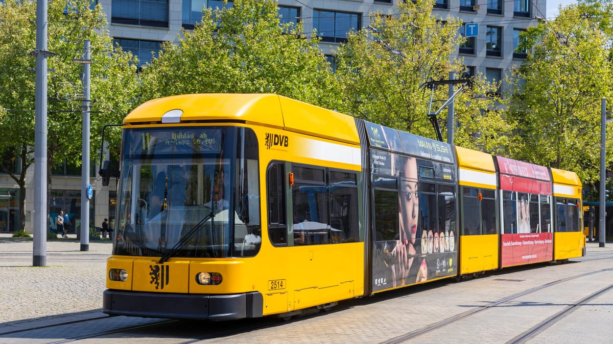 Auto und Straßenbahn kollidieren in Striesen – keine Verletzten