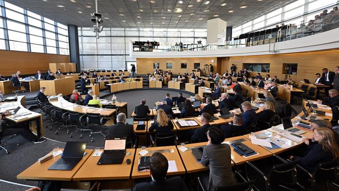Gesetz: Der Thüringer Landtag verabschiedete ein Gesetz zur Entlastung der Kommunen bei den Kosten für die Unterbringung und Versorgung ukrainischer Flüchtlinge.