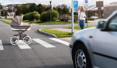 Kinderwagen in Buch auf Straße geschubst – Polizei sucht Zeugen