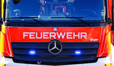 Flammen brechen in Einfamilienhaus aus – Bewohner verletzt