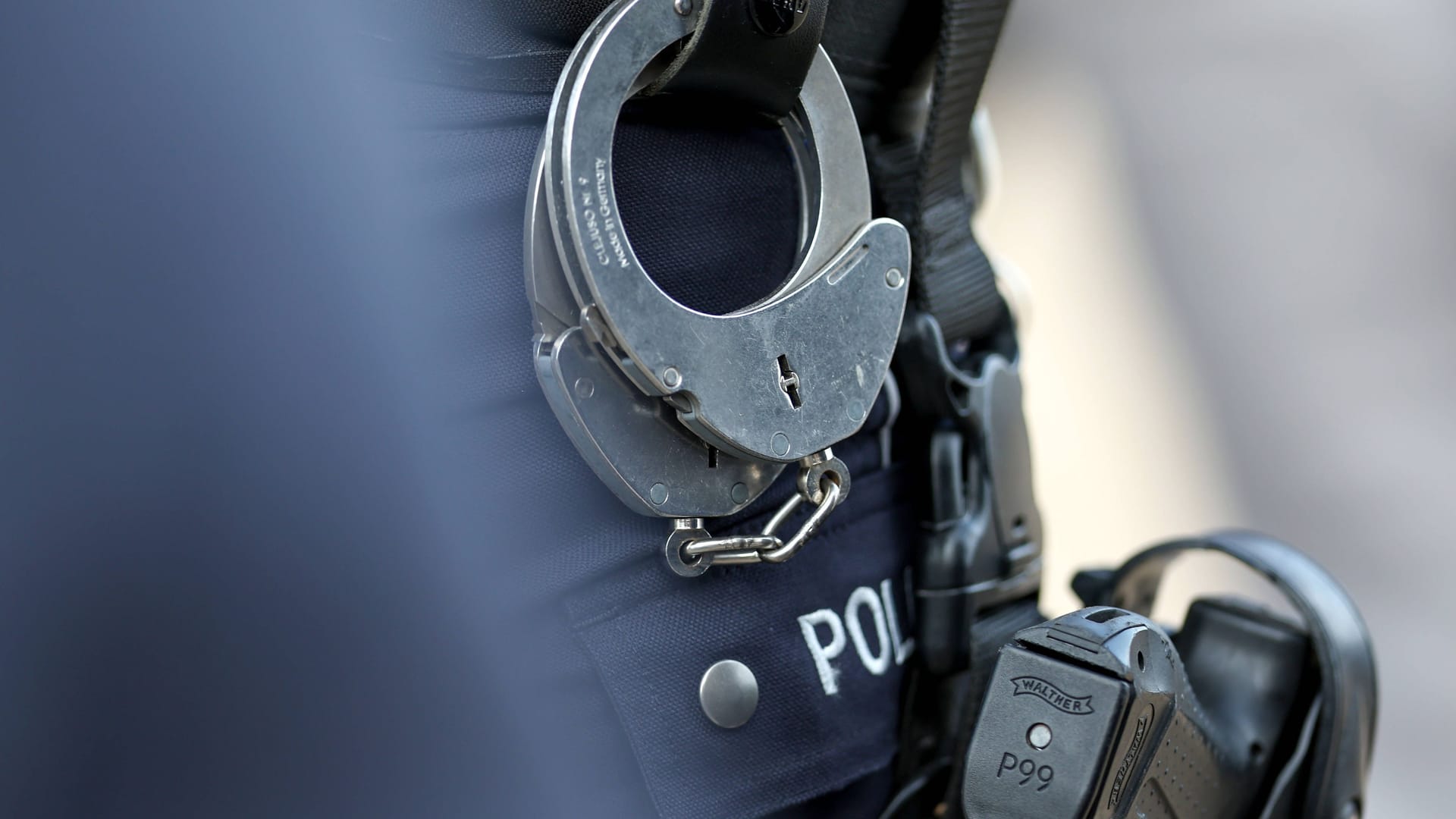 Handschellen am Einsatzgürtel eines Polizisten (Symbolbild): Nach einem schockierenden Verbrechen in Chichester stehen sechs Jugendliche im Verdacht.