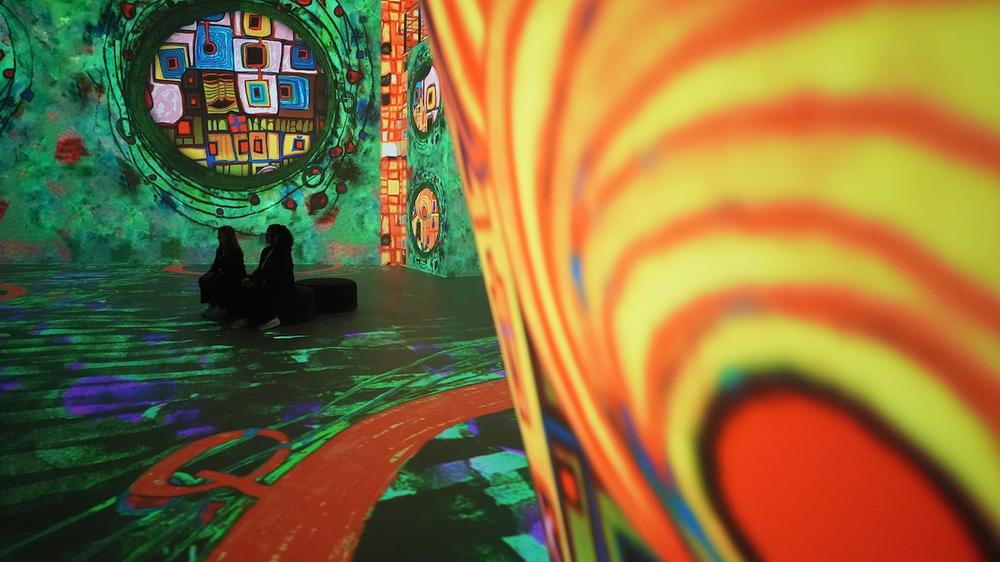 Überseequartier in Hamburg: Eine Projektion von Hundertwasser-Gemälden während der Pressevorführung im Port des Lumières in Hamburg.