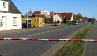 Unbekannte feuern aus fahrendem Wagen auf Männer – Großeinsatz