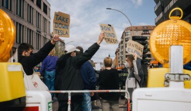 Proteste gegen Tesla: Alle gegen Elon