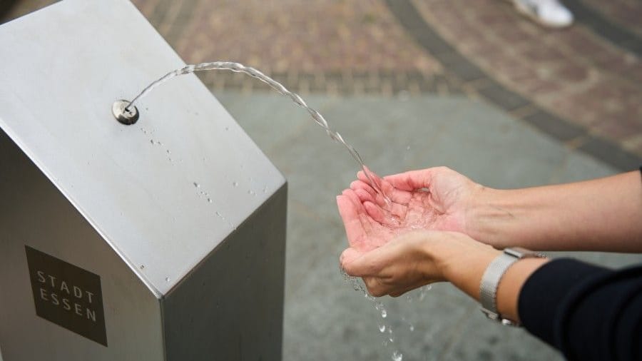 Ein Trinkwasserbrunnen am Essener Kennedyplatz (Symbolbild): Vier dieser Installationen sind ab sofort wieder in Betrieb. Weitere sollen bald folgen.