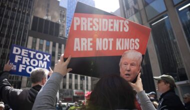 Demonstration gegen Trump und Musk auf dem Opernplatz