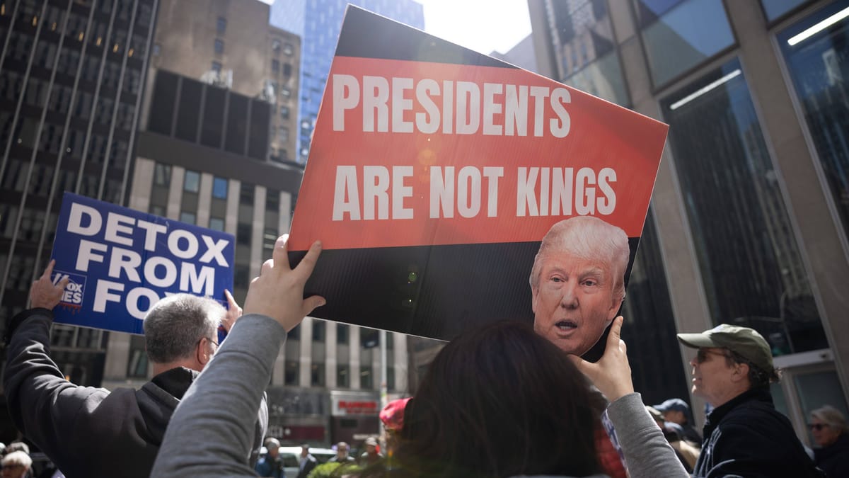 Demonstration gegen Trump und Musk auf dem Opernplatz