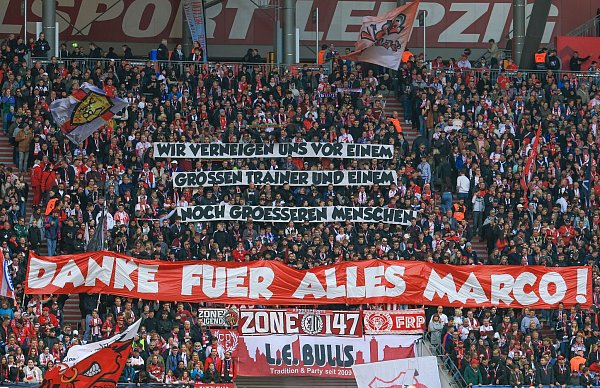 Die Fans verneigen sich noch mal vor dem ehemaligen Leipziger Chefcoach Marco Rose. - © Jan Woitas/dpa