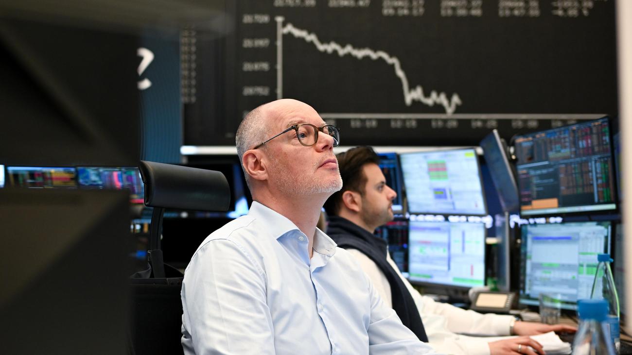 Börse: Dax stürzt zu Handelsbeginn um fast 10 Prozent ab
