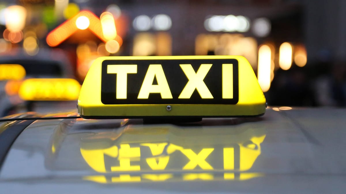 Mann bedroht Taxifahrer mit Schusswaffe und flüchtet