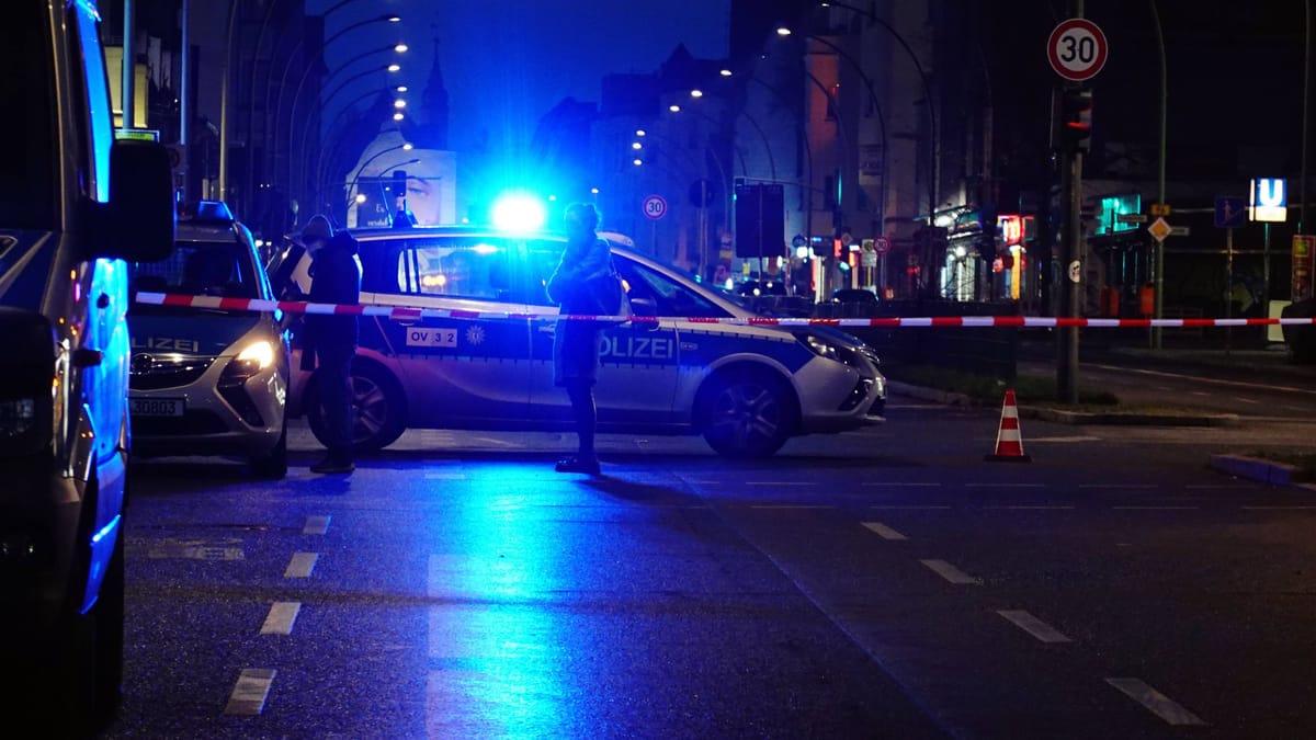 Mann schlägt Polizisten bei Absperrung ins Gesicht