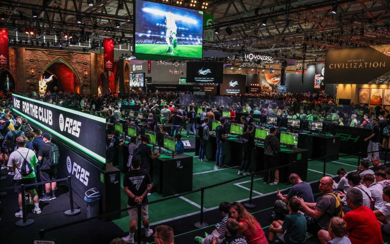 Besucher der Gamescom probieren Spiele aus. Die Computer- und Videospielmesse Gamescom findet vom 21.-25.08.2024 in Köln statt.