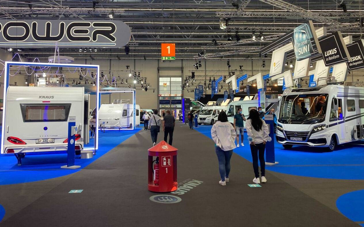 Fachbesucher laufen durch die Halle 1 der Düsseldorfer Messe beim Caravan Salon. Die Messe für Wohnmobil und Wohnanhänger hat am Wochenende eröffnet. (zu dpa: «Kleine Anhänger und großer Luxus: Caravan Salon öffnet für Besucher»)