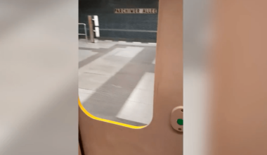 U7 fährt ohne Scheibe in der Tür durch Berlin