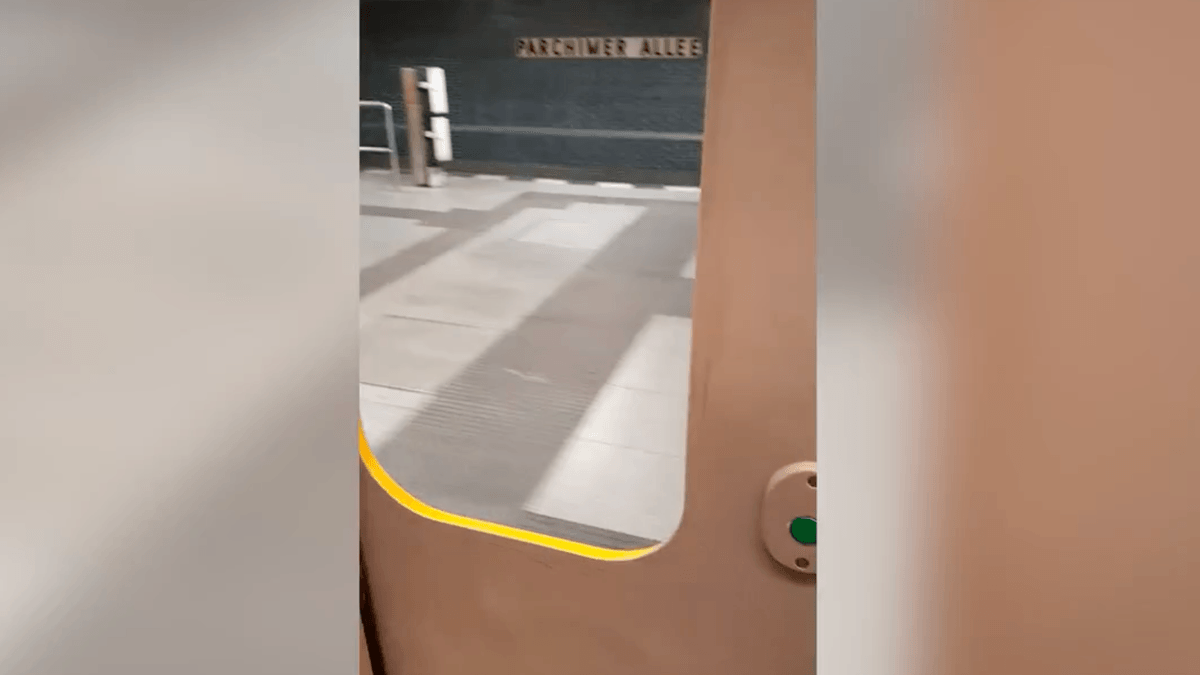 U7 fährt ohne Scheibe in der Tür durch Berlin