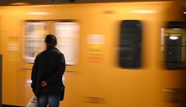 Sachbeschädigung: U-Bahn fährt mit fehlender Türscheibe durch Berlin