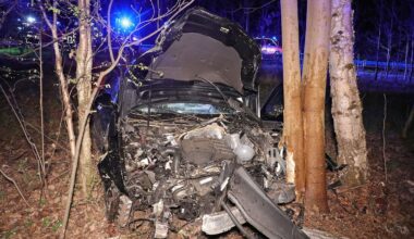 Schwerer Unfall auf der A4 – Audi kollidiert mit Baum