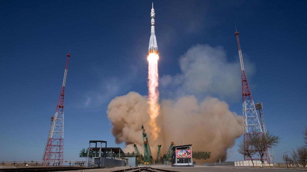 Internationale Raumstation: Russische Sojus-Rakete bringt amerikanisch-russische Besatzung zur ISS