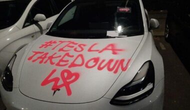 Klimaaktivisten beschädigen Teslas in Charlottenburg