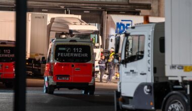 Gabelstaplerfahrer bei Arbeitsunfall lebensgefährlich verletzt