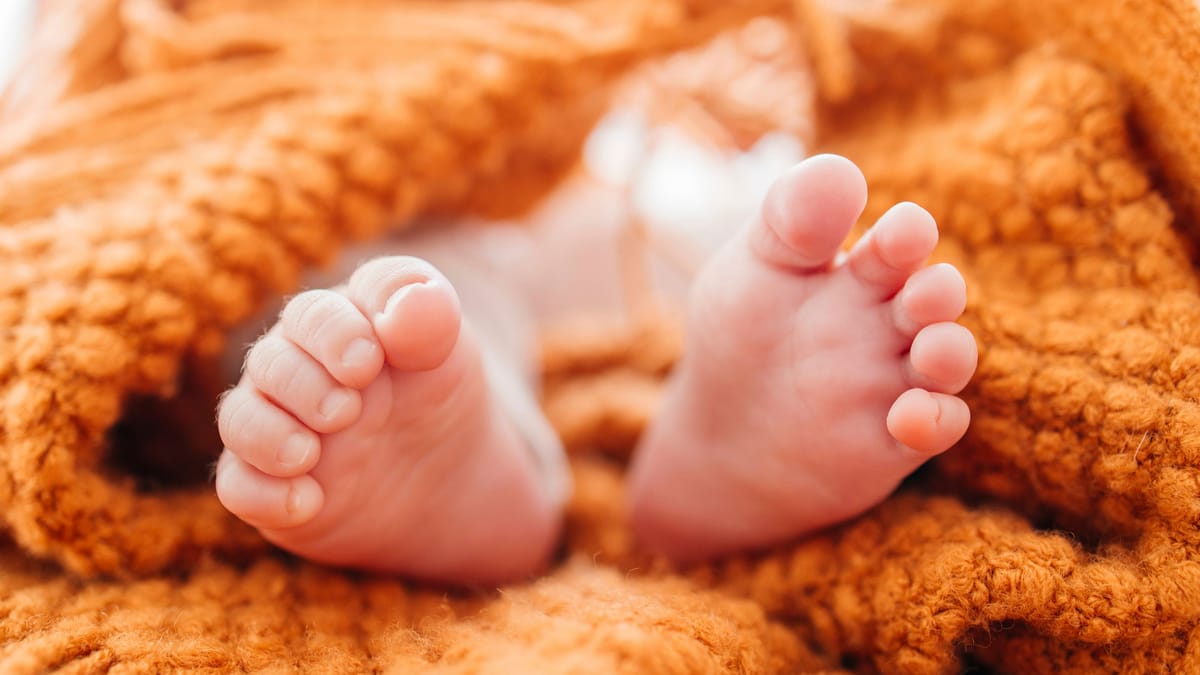Frau bringt Baby auf Autobahn zu Welt – Behördenärger