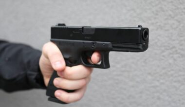 Überfall auf Kiosk – Täter bedroht Frau mit Waffe