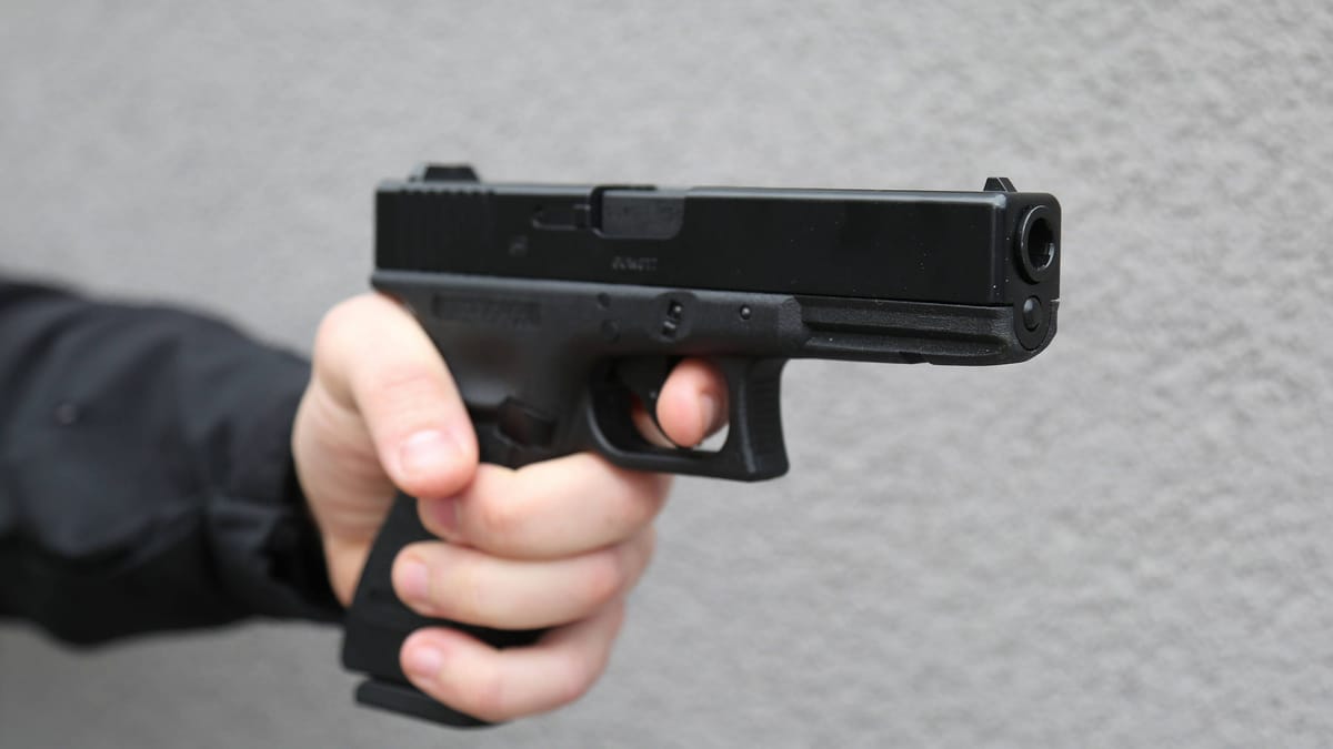 Überfall auf Kiosk – Täter bedroht Frau mit Waffe