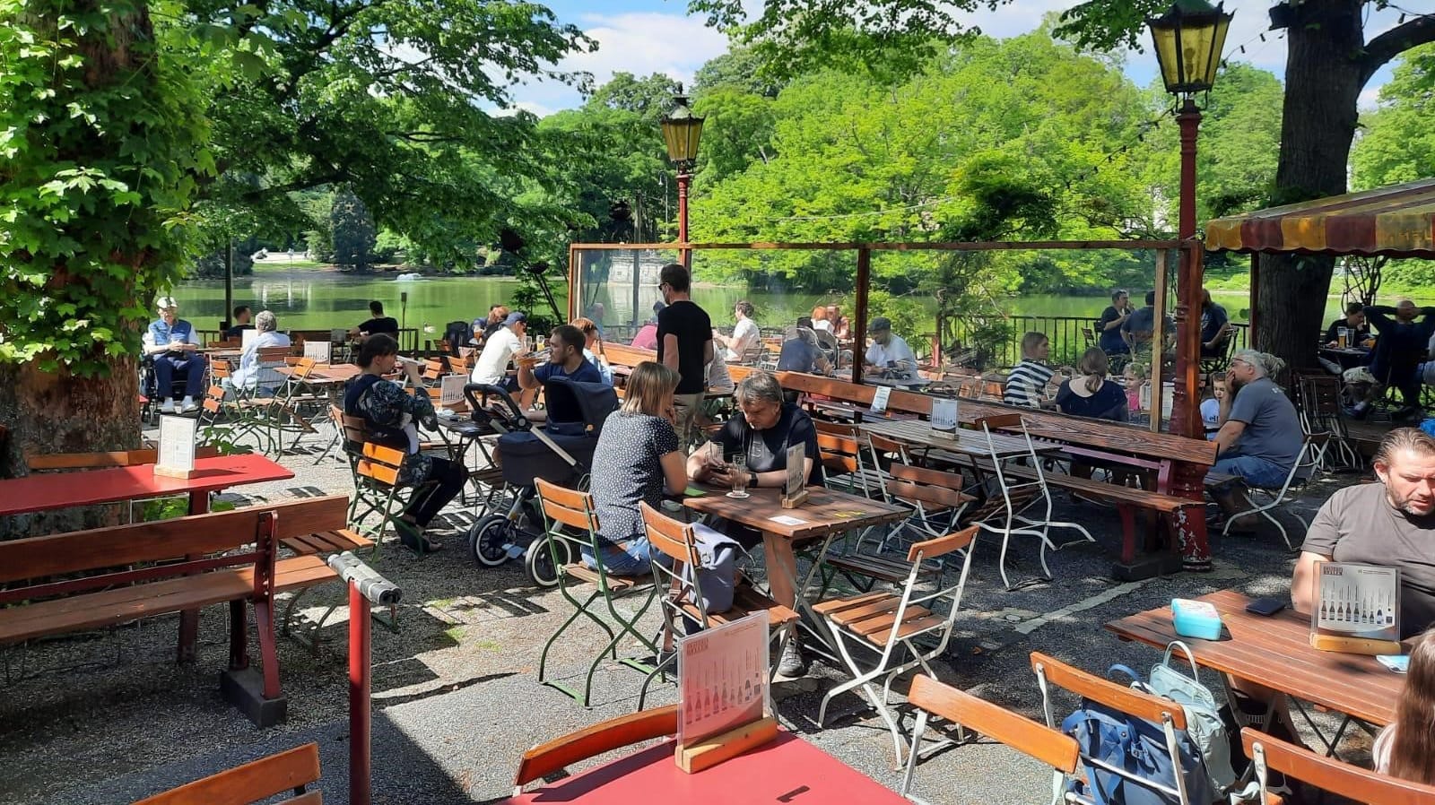 Blick in den Biergarten "Hellers" im Volksgarten: 280 Gäste haben hier aktuell Platz.