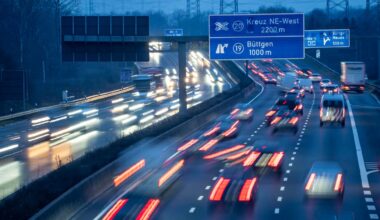 Steinwurf von A57-Brücke auf Auto – Fahrerin verletzt