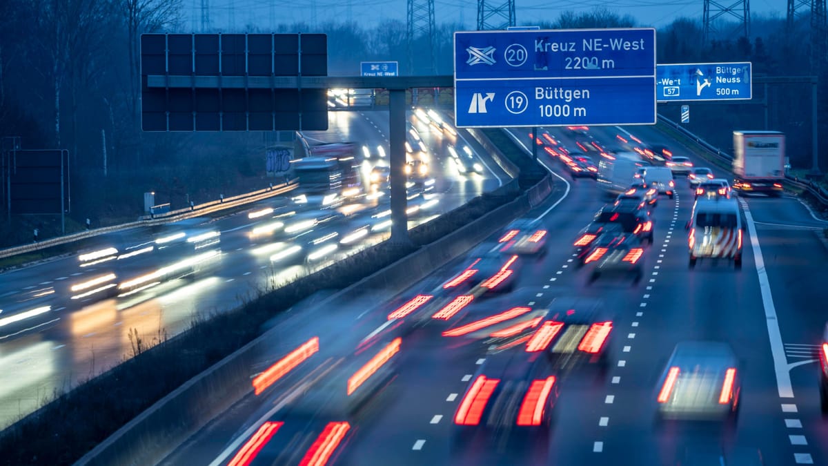 Steinwurf von A57-Brücke auf Auto – Fahrerin verletzt
