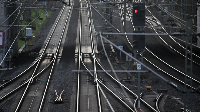 Bahn: Signale auf Rot: Eine Kuh hat den Bahnverkehr rund um Duisburg lahmgelegt. (Symbolbild)