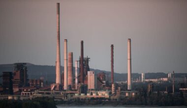 Niedrigwasser im Rhein – Thyssenkrupp belädt Schiffe geringer
