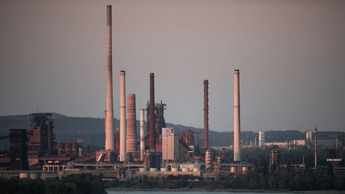 Niedrigwasser im Rhein – Thyssenkrupp belädt Schiffe geringer