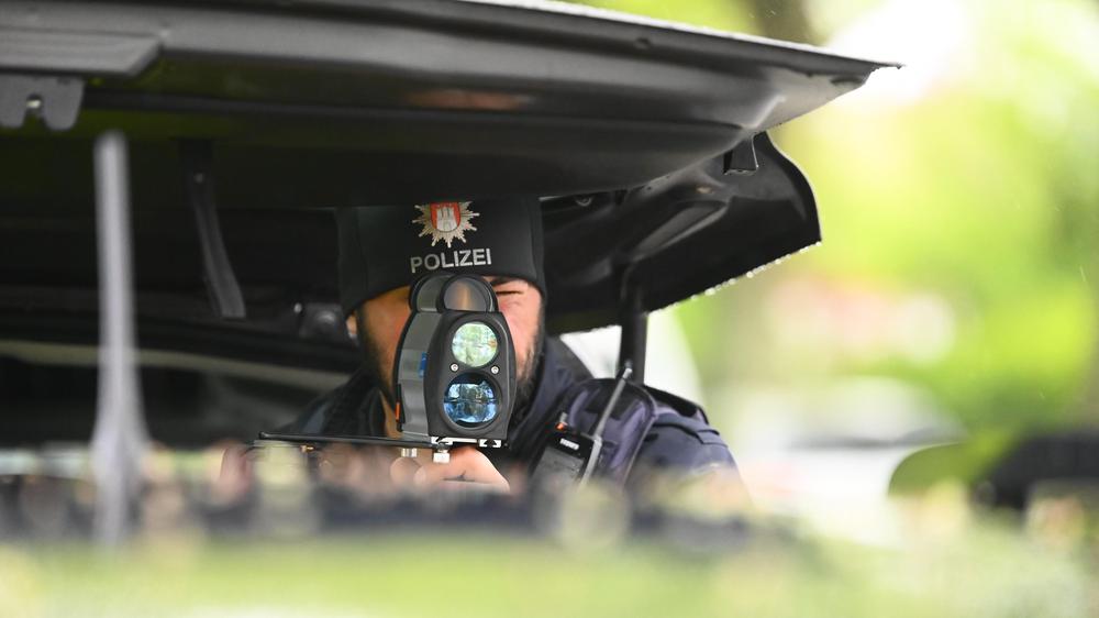 Blitzermarathon: So sah das vergangenes Jahr aus, als ein Polizist die Geschwindigkeit von Fahrzeugen in einer Hamburger 30er-Zone kontrollierte.