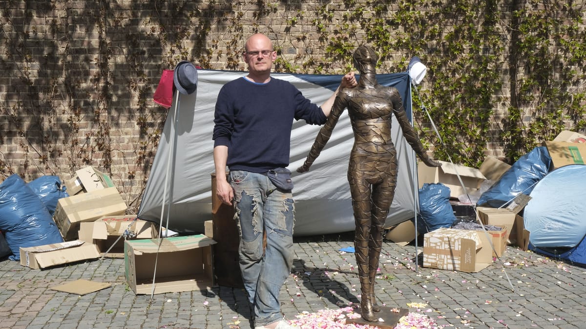 Plüsch und Patronen in Wesseling: Kunstausstellung von Dennis Meseg