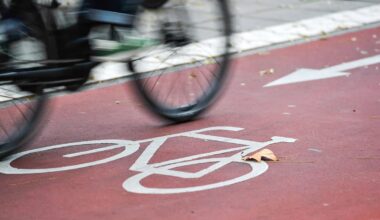 Senior schubst Frau von Rad und flüchtet