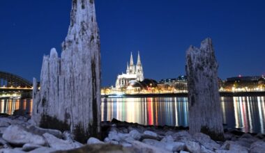 Rhein in Köln: Niedrigwasser enthüllt verborgene Brücke