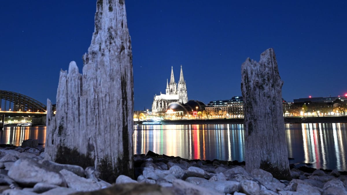 Rhein in Köln: Niedrigwasser enthüllt verborgene Brücke