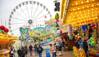 Volksfest in Bremen: Riesenrad, Achterbahn, Buden - Aufbau der Bremer Osterwiese