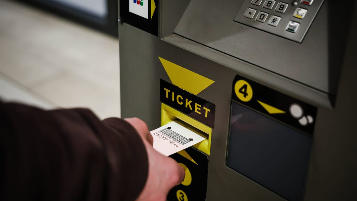 Mädchen bleibt in Parkautomat stecken – Feuerwehreinsatz
