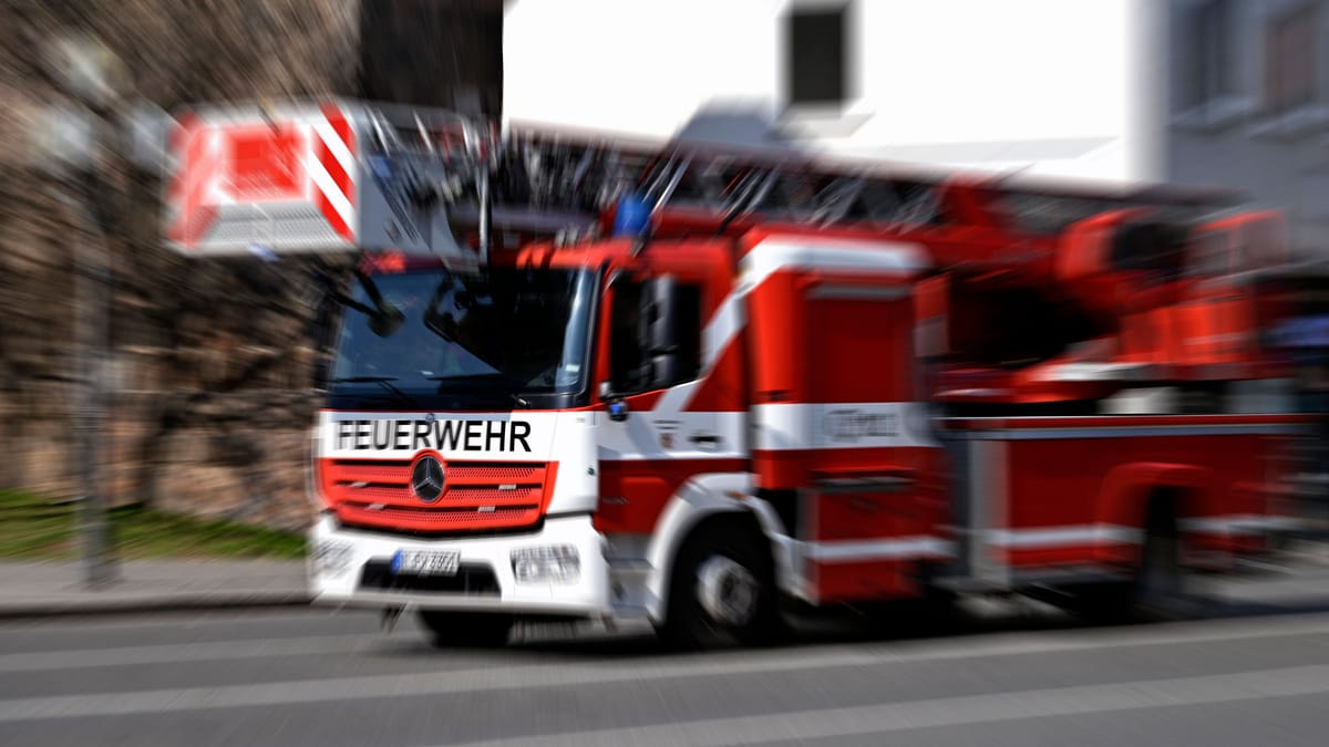 Sperrmüll-Brand in St. Johannis greift auf Wohnhaus über