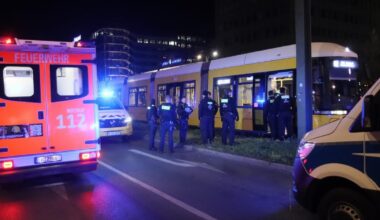 Fahndung nach Messerangriff in Straßenbahn läuft