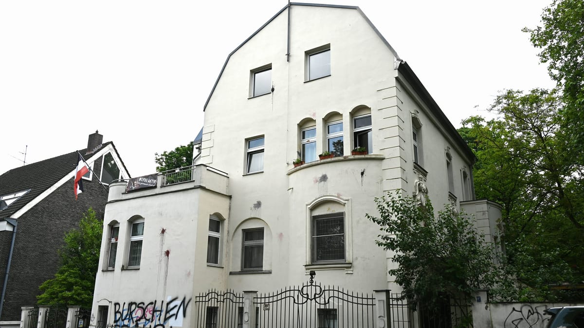 Pyro-Angriff auf Gebäude von Burschenschaft