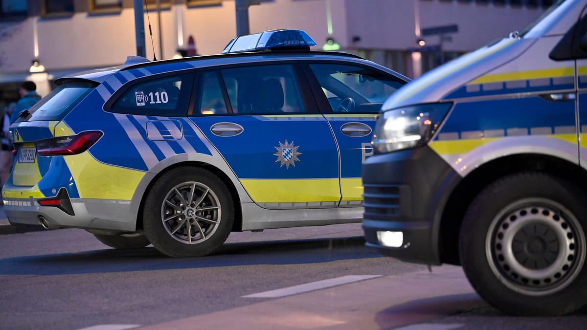 Polizei kollidiert mit Fiat – eine Verletzte bei Unfall