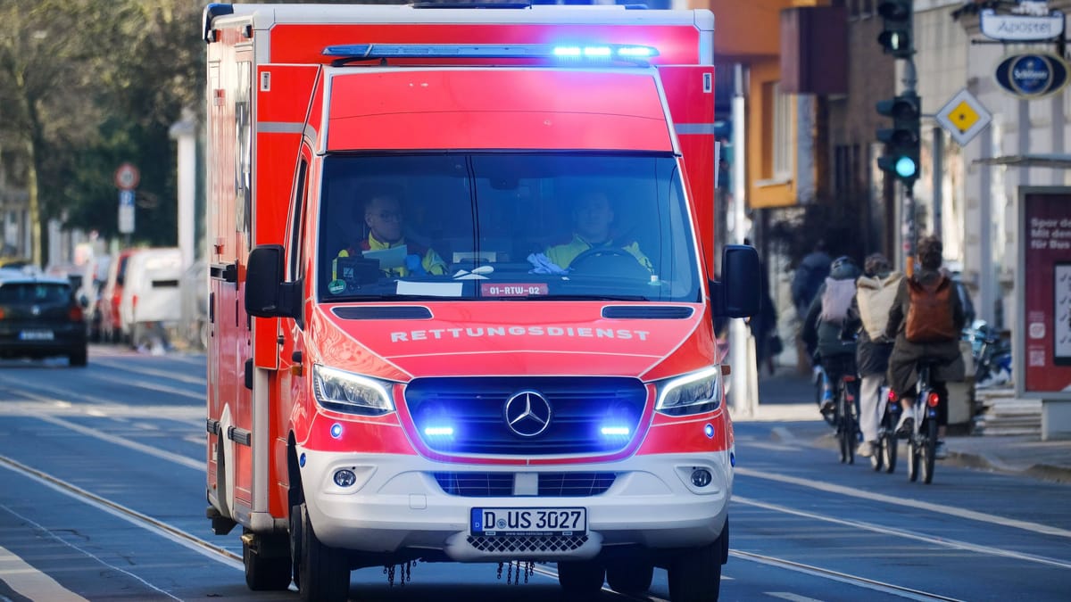 Unfall – Auto erfasst 18-Jährige an Haltestelle "Fichtenstraße"