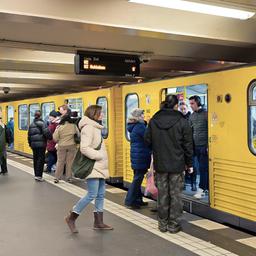 Eine U-Bahn am Bahnhof Wittenbergplatz in Berlin (Quelle: dpa)