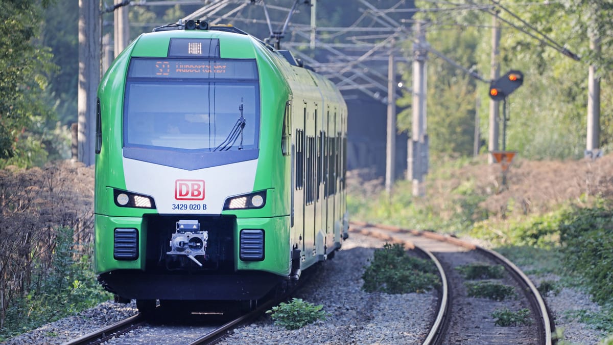 Auf dem Weg zum Essener Hauptbahnhof: S-Bahn kollidiert mit Einkaufswagen