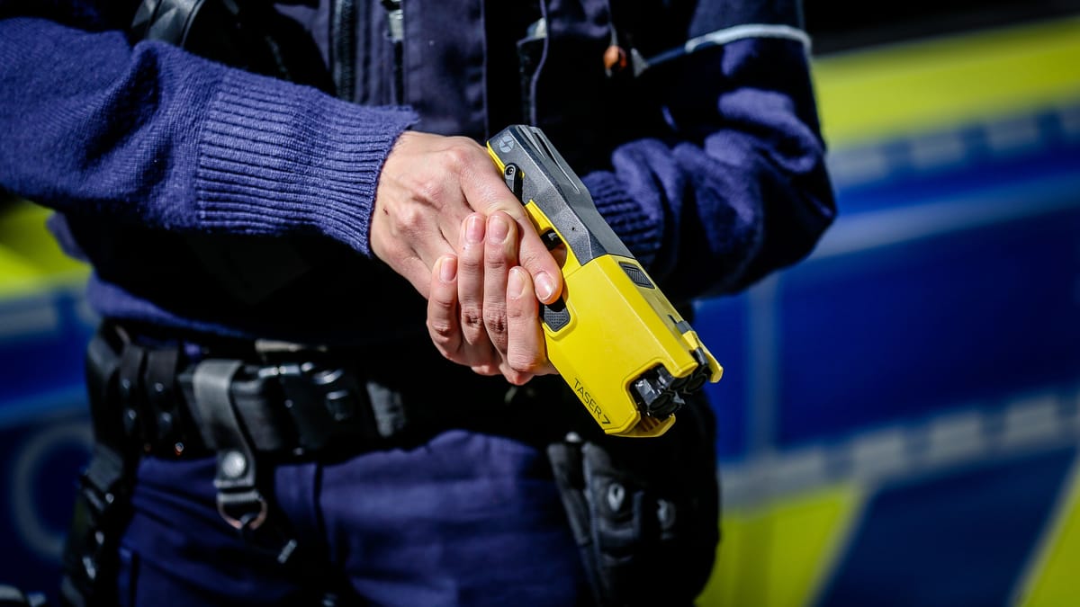 Spezialkräfte nehmen Frau nach Ausraster fest – Taser-Einsatz
