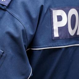 Symbolbild:Die Aufschrift Polizei und der Wappen von Berlin auf der Uniform eines Polizeibeamten.(Quelle:picture alliance/dpa/M.Skolimowska)